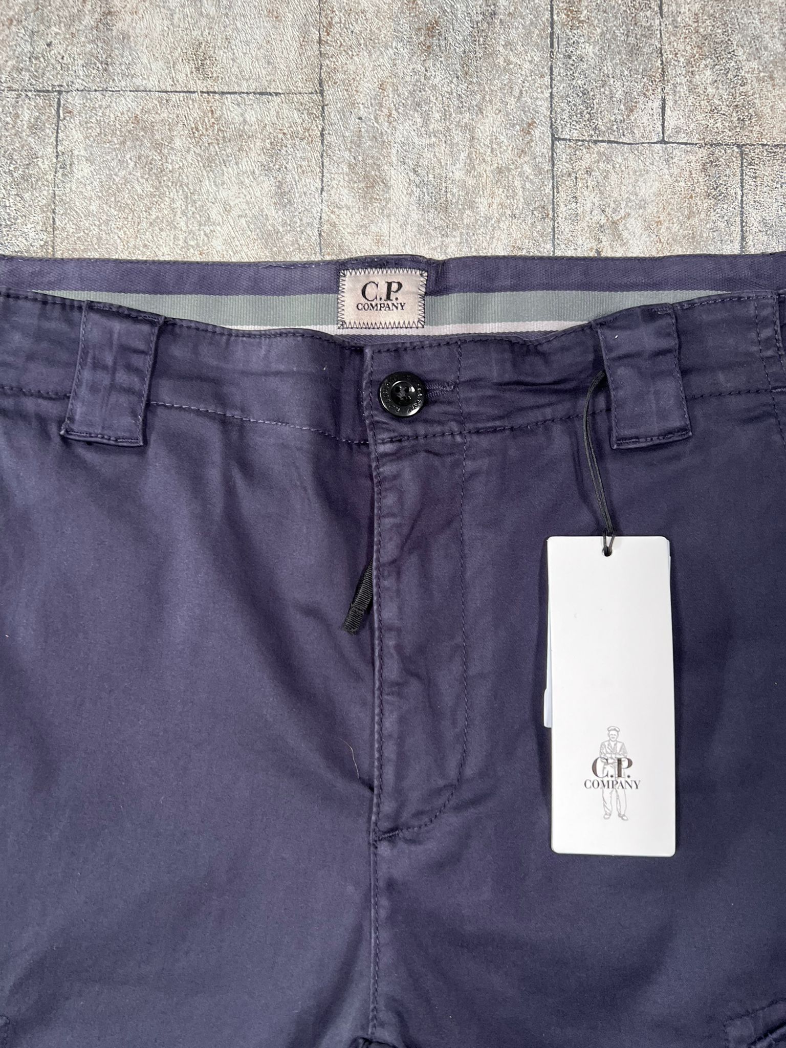 C.P. COMPANY CARGO LENS SHORTS - X Clothing