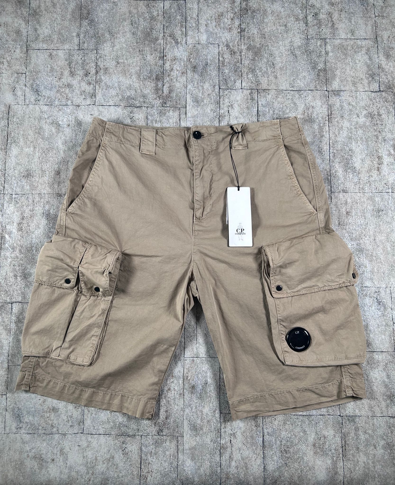 C.P. COMPANY TWILL STRETCH LENS CARGO SHORTS - X Clothing